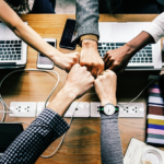 職場の同僚を好きになった？職場恋愛のきっかけや始め方とは！