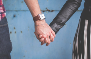 30代のデートで手を繋ぐのが苦手な人へ！タイミングや方法を伝授